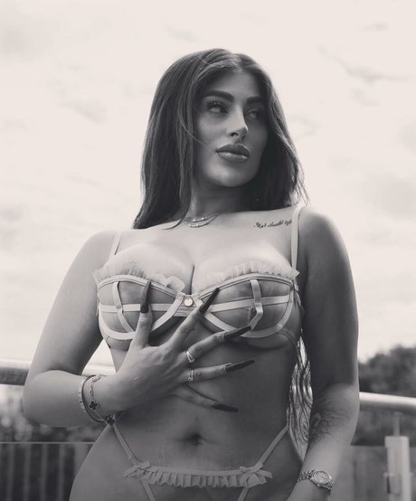 Priya Yasmin X トップスター 画像