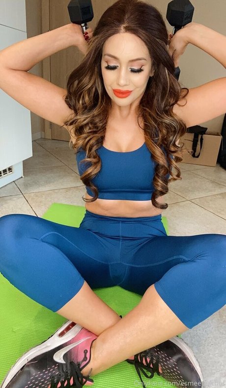 黒髪の熟女オンリーファンズ 無料裸 画像