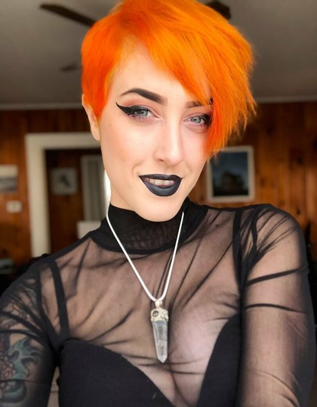 スペードのクイーン オンリーファンズ 無料セックス 画像