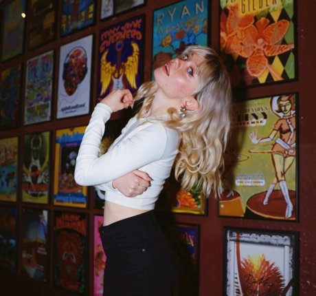 Maisie Peters アートモデル 画像