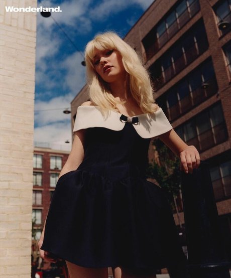 Maisie Peters ヌードモデル ギャラリー