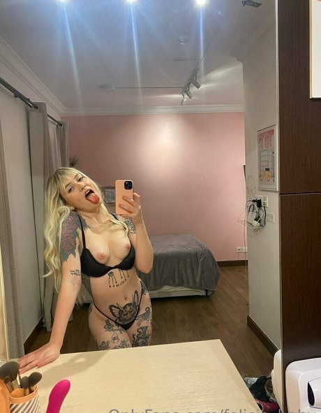 ぽっちゃりブルネットオンリーファンズ アートヌード 画像