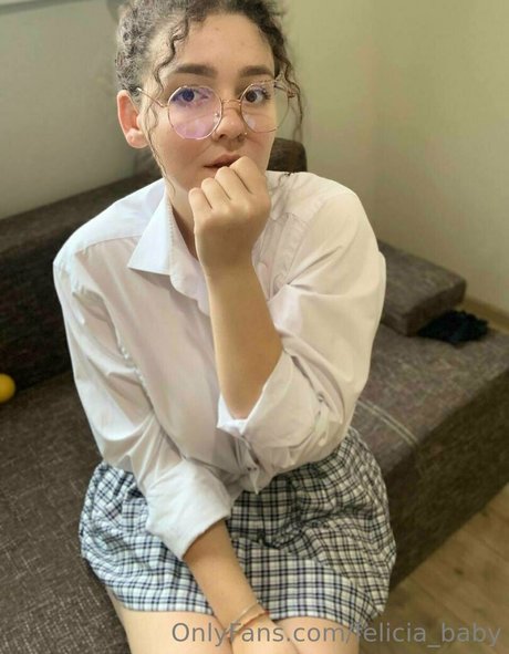 曲線美の女の子オンリーファンズ ポルノ 写真