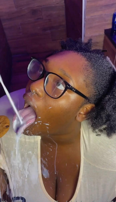 バン・オンリーファンズ 無料セクシー 画像