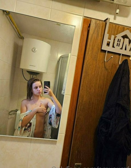 巨乳ランジェリーオンリーファンズ セクシー裸 写真