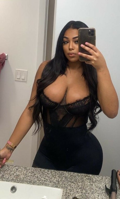 ストリップショー オンリーファンズ アダルト 写真