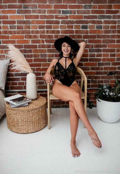 ヌード妻オンリーファンズ 無料ヌード 写真