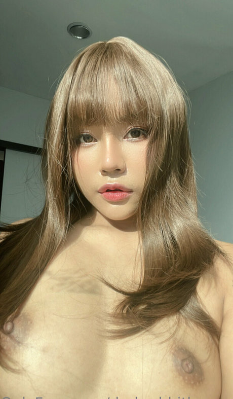 オイルを塗った巨乳オンリーファンズ ホット 画像