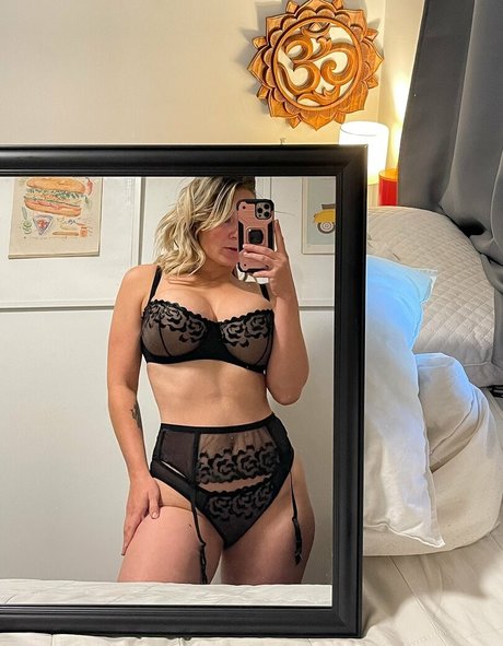 金髪オナニーオンリーファンズ ポルノグラフィック 画像