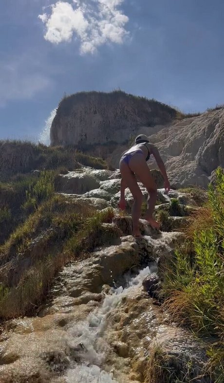 オイルを塗った巨乳オンリーファンズ セクシー裸 画像