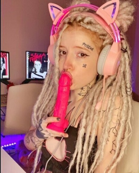 ピンク髪のオンリーファンズ HD 写真