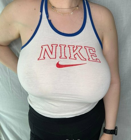 busty lyra 写真集