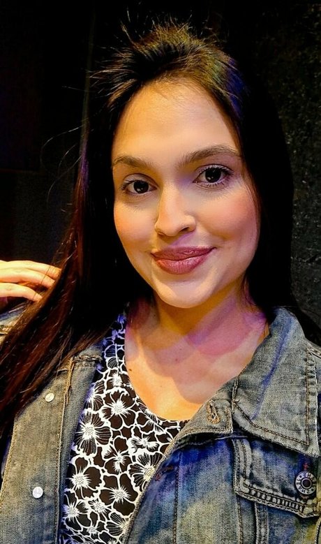 曲線美の女の子オンリーファンズ ホットポルノ 写真