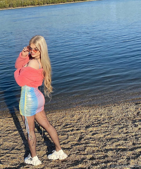 abishbharbie 独占スター 写真