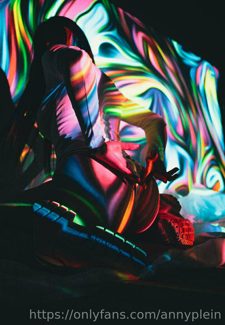 小柄な女の子のオンリーファンズ セクシーヌード 写真