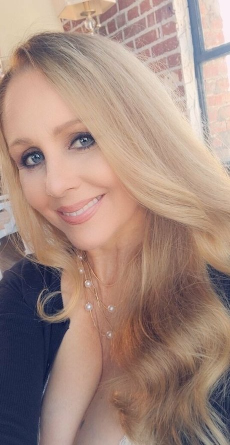 シャワー3P オンリーファンズ セクシー裸 写真