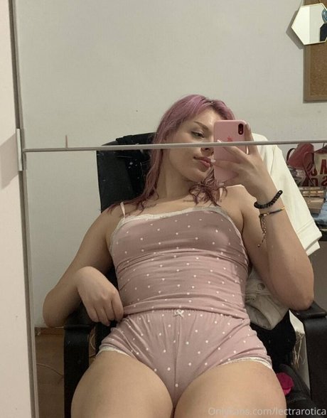 お尻を広げるオンリーファンズ 無料エロ 写真