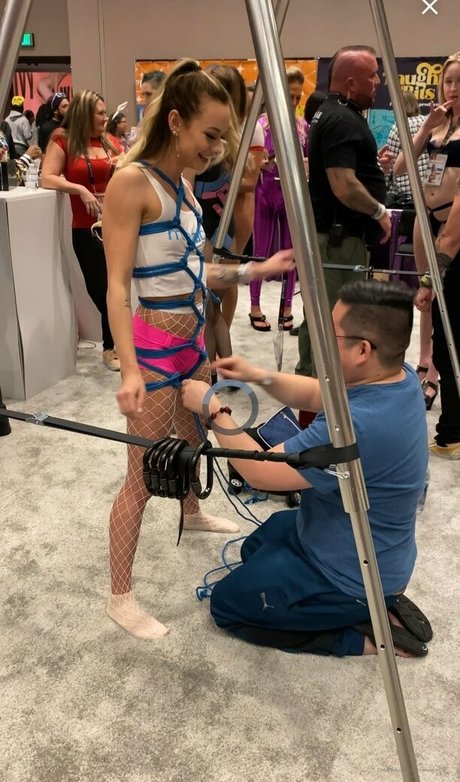 ティーンフィンガリングオンリーファンズ セクシーヌード 写真