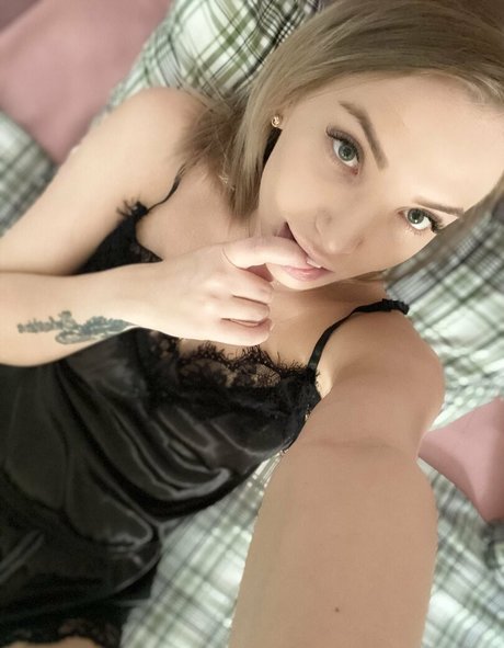 金髪のフェムボーイオンリーファンズ ホットセックス 写真