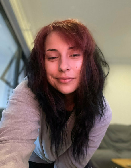 ぽっちゃりブルネットオンリーファンズ ポルノ 画像