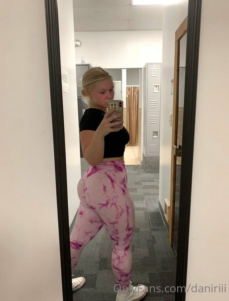 セクシーなブルネットのオンリーファンズ ヌード 画像