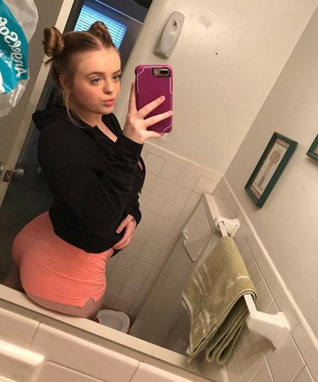 ぽっちゃりブロンドのオンリーファンズ 無料ヌード 画像