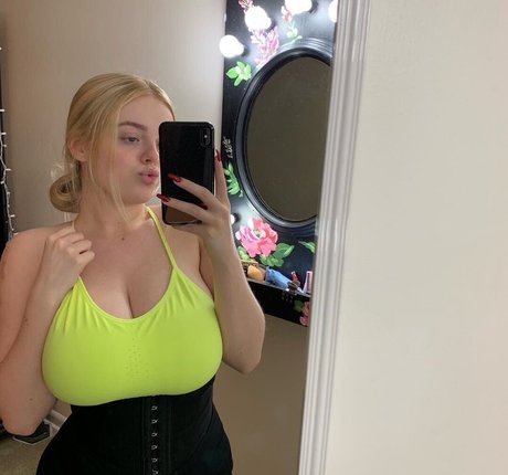 playwithtayyy ヌードモデル 画像