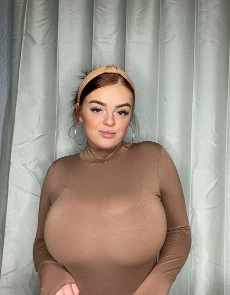 小さなおっぱいオンリーファンズ アートヌード 写真