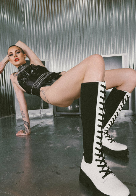 アニメガールズオンリーファン セクシー裸 写真