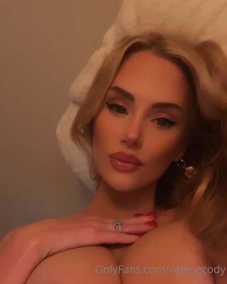 巨乳タトゥーオンリーファンズ セクシー裸 画像