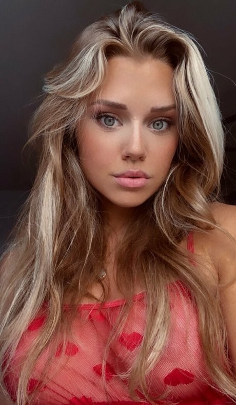 ストリップショー オンリーファンズ アート裸 写真