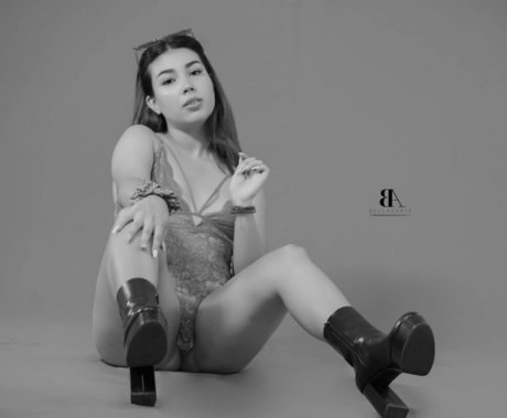 ひげオンリーファンズ ホット裸 画像