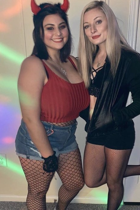 曲線美のブロンドオンリーファンズ 美しいxxx 写真