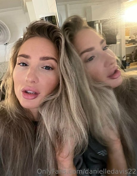 レズビアンマッサージオンリーファンズ アート裸 写真