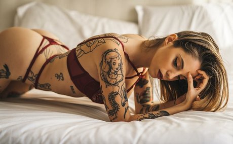 Brokenmirror__ セクシーモデル 画像