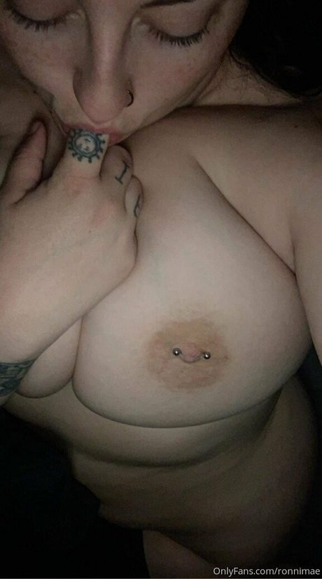 ronnimae ポルノスター 裸 画像