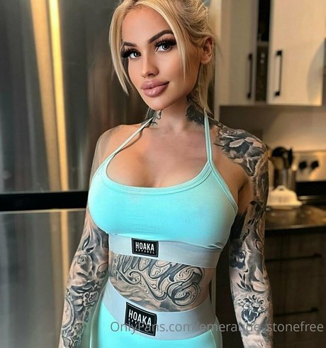 emeraude stonefree ポルノスター xxx 写真