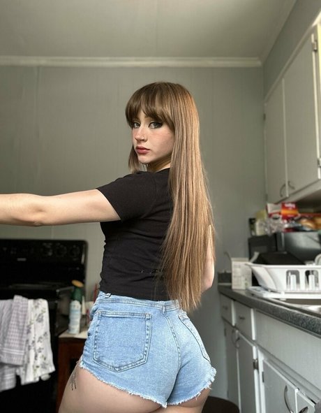 オイルを塗った巨乳オンリーファンズ セクシーヌード 写真