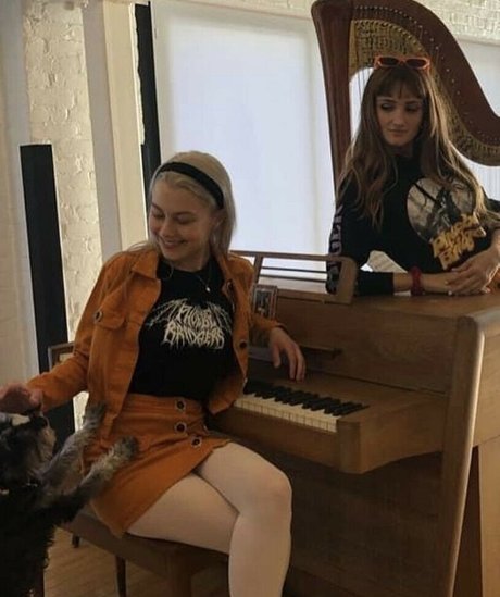 曲線美の女の子オンリーファンズ えろた 写真