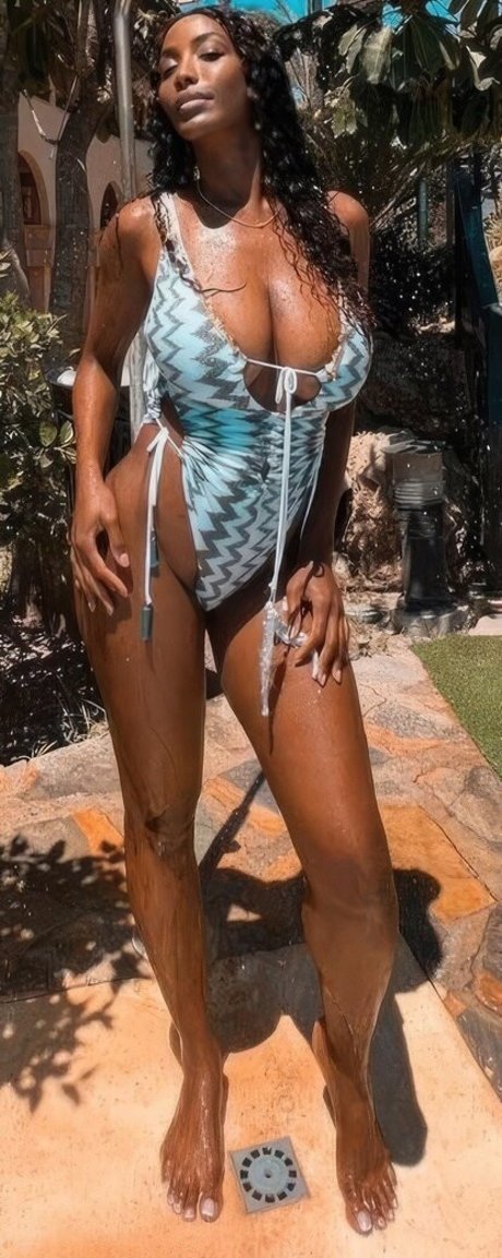 アラブ人妻オンリーファンズ 無料裸 写真