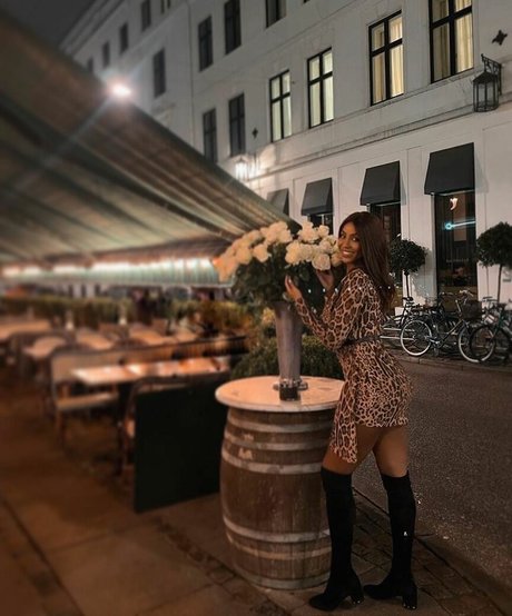 asmr 足 オンリーファンズ 無料セクシー 写真