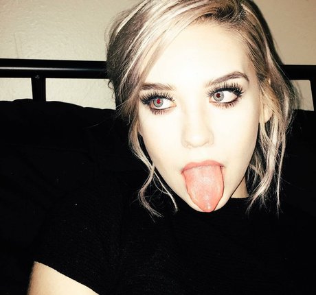 ぽっちゃりブロンドのオンリーファンズ ポルノ 写真