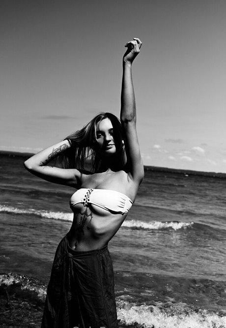 ティーンフィンガリングオンリーファンズ 無料裸 画像