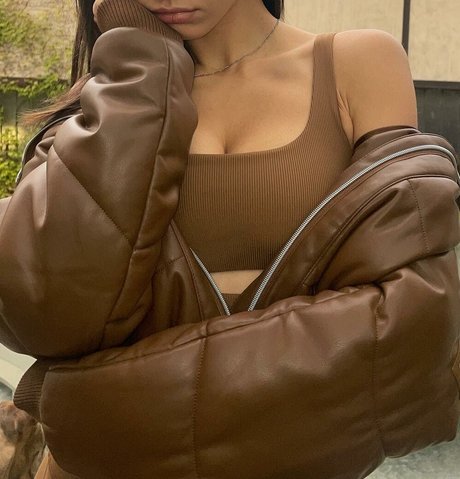 足 熟女 オンリーファンズ エロチック 写真