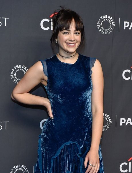 Mary Mouser 裸のスター ギャラリー