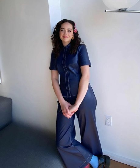Mary Mouser ヌードモデル 画像