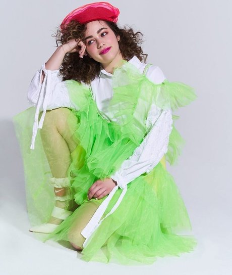 Mary Mouser ポルノ女優 写真