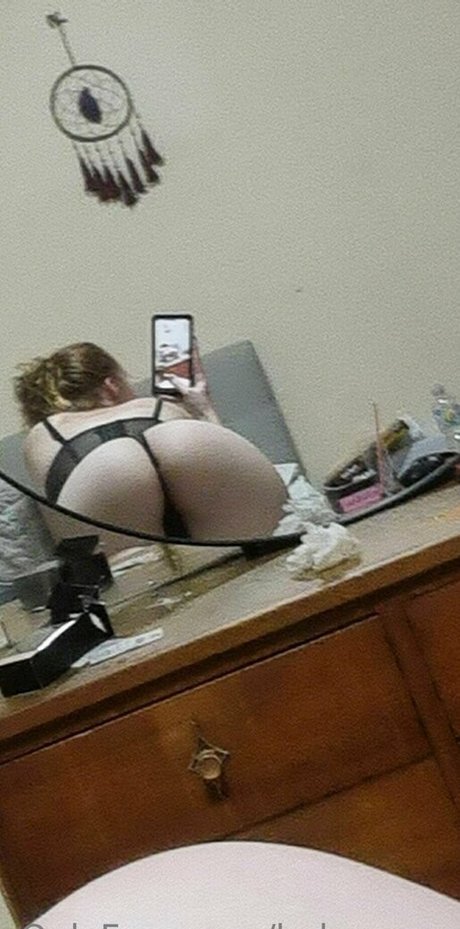 タンオンリーファン セクシー裸 写真