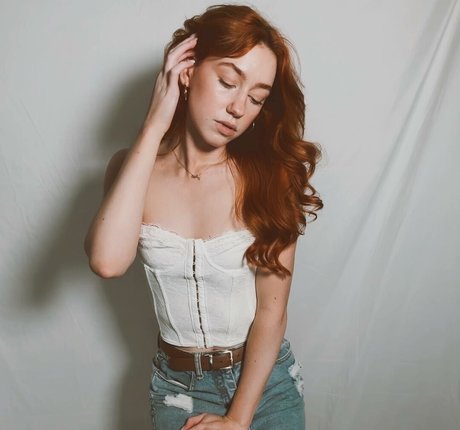 Ana Saia アートスター 画像