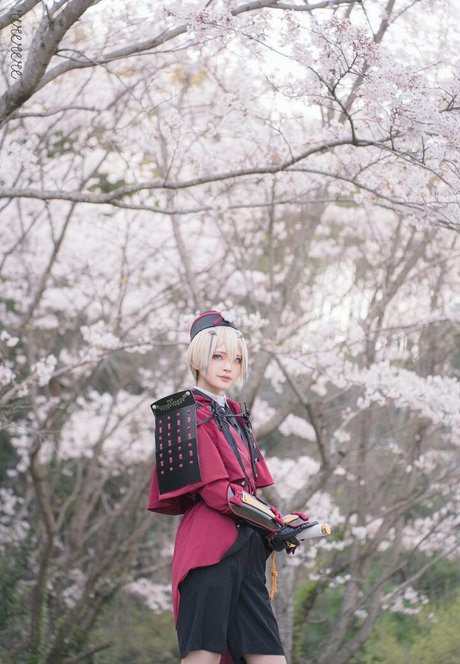 オイルを塗った巨乳オンリーファンズ セクシーヌード 画像